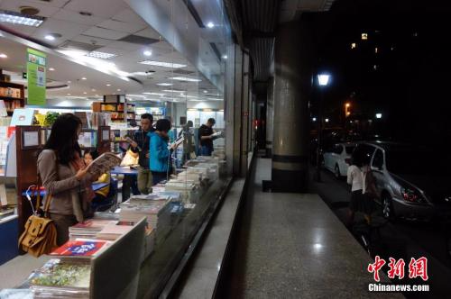 资料图：2014年，北京三联韬奋书店中的夜读者。<span target='_blank' href='http://www.chinanews.com/'></div>中新社</span>发 杜洋 摄
