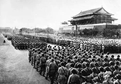 1949年10月1日，中国人民解放军陆军方阵通过天安门广场.jpg