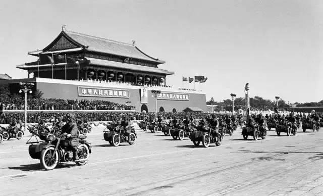 1952年10月1日中国人民解放军摩托化部队经过天安门广场.jpg