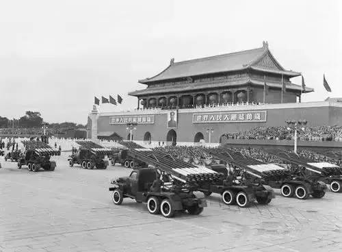1955年国庆中国人民解放军火箭炮部队通过天安门广场.jpg