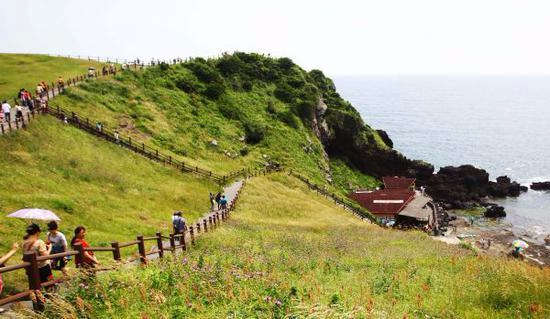 资料图片：游客游览韩国济州岛著名景点日出峰 新华社记者姚琪琳摄