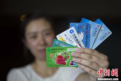 民众展示银行卡。 <span target='_blank' href='http://www.chinanews.com/'></div>中新社</span>记者 张云 摄