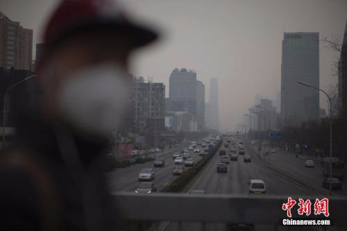 资料图：3月20日，北京市民在雾霾中出行。<span target='_blank' href='http://www.chinanews.com/'></div>中新社</span>记者 刘关关 摄