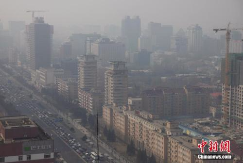 资料图：3月17日，北京城笼罩在雾霾中。<span target='_blank' href='http://www.chinanews.com/'></div>中新社</span>记者 刘关关 摄