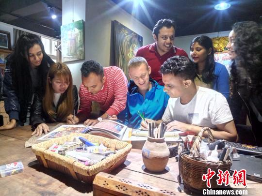 海外留学生在“嘉绒匠人艺术工作室”学习当地特色绘画技艺。　王鹏 摄