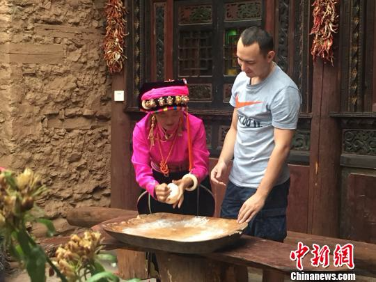 海外留学生在藏寨学做特色藏餐。　秦怡 摄