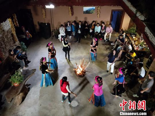 海外留学生在藏寨中载歌载舞。　钟欣 摄