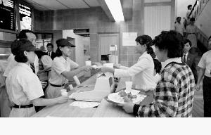 1987年10月10日，第一家肯德基餐厅正在试营业。（资料图片）