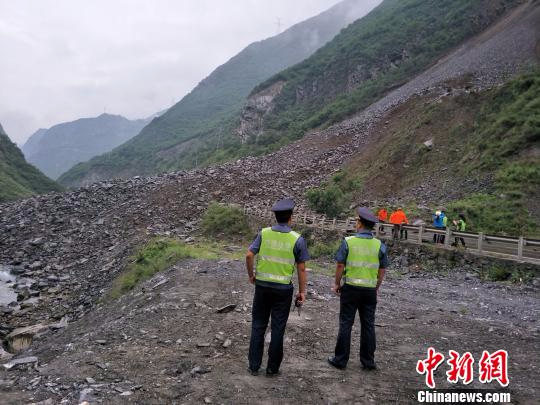 国道213线四川茂县段山体高位持续坍方暂无法预计通行时间