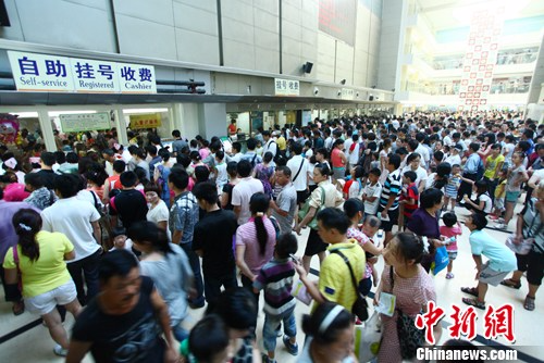 7月12日，湖南省儿童医院门诊楼大厅内等候排队挂号、缴费的患者扎“堆”。刘柱 摄