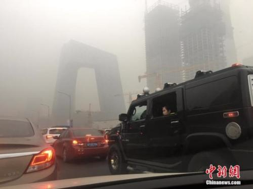 资料图：北京国贸附近被雾霾笼罩，能见度降低。富田 摄