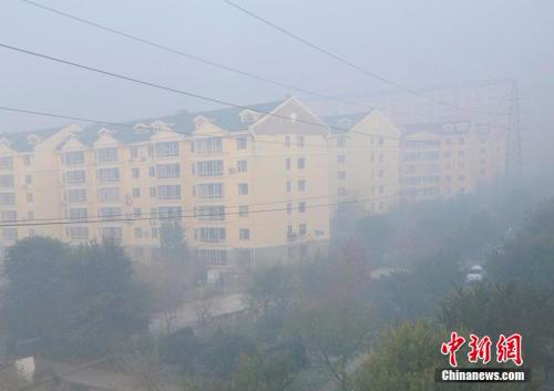 当日的吉林省省会长春市一度成为中国不折不扣的“雾都”，位居全国城市空气质量最差排名第一位。吉林省气象台也发布霾橙色预警，预计未来24小时，吉林松原、长春、四平、辽源、通化等地均有霾。张瑶 摄