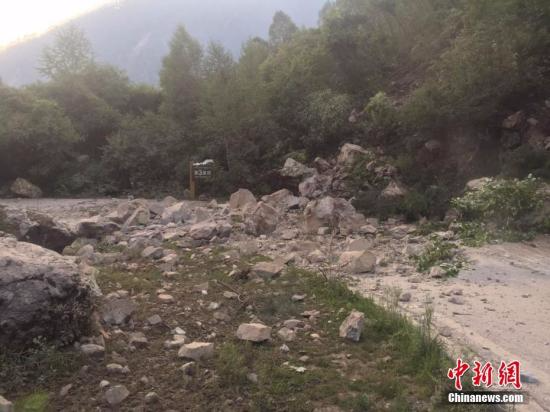 8月8日21时19分在四川阿坝州九寨沟县发生7.0级地震，震源深度20千米。图为进沟公路上落石满地。程利军 摄