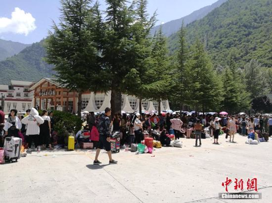 8月8日21时19分在四川阿坝州九寨沟县发生7.0级地震，震源深度20千米。图为等待撤离的游客。安源 摄