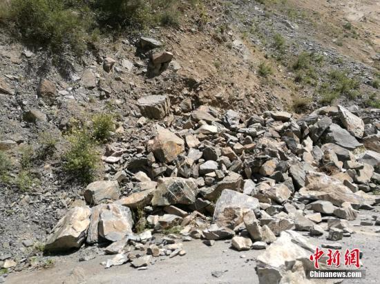 8月8日21时19分在四川阿坝州九寨沟县发生7.0级地震，震源深度20千米。图为地震发生后部分山体出现垮塌。安源 摄