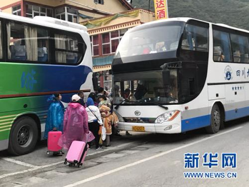 8月9日，待转移群众正在登上大巴车。新华社记者 刘坤 摄