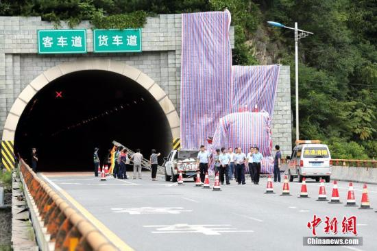 8月10日晚23时许，一辆牌号为豫C88858号的客车自成都驶往洛阳，途经京昆高速公路安康段秦岭一号隧道南口，撞向隧道口发生交通事故。目前已造成36人死亡13人受伤，伤者已送往当地医院救治，事故调查工作正在进行中。张远 摄