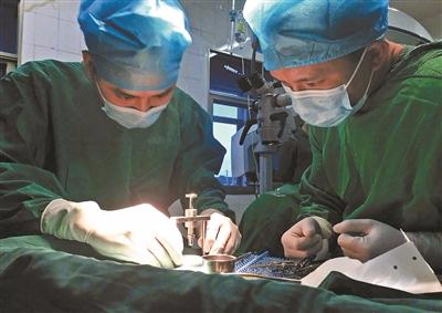 湘雅三医院邓医生等医护人员给张华进行猪眼角膜移植手术