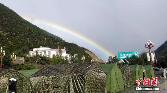 资料图：四川九寨沟震区在一场雨后，出现了美丽的双彩虹。 四川消防 供图