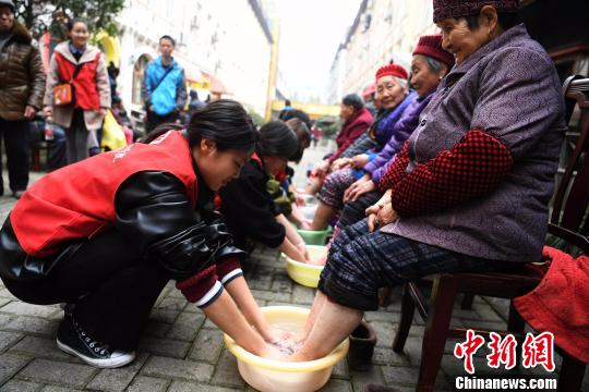 资料图：重庆大学生志愿者学雷锋 为养老院老人洗脚。陈超 摄