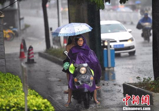 台风“天鸽”夜袭广西多地暴雨转移人员12.78万人