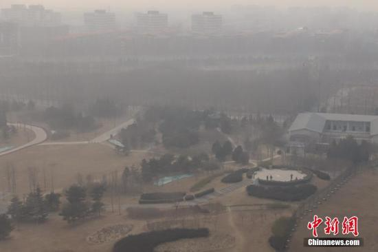 资料图：2017年2月，北京遭遇雾霾污染高峰。 <span target='_blank' href='http://www.chinanews.com/'></div>中新社</span>记者 崔楠 摄