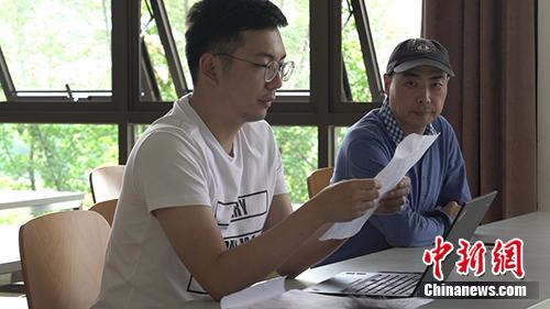 张越舟(右)在腾讯解说管理在进行高校招募现场。受访者供图