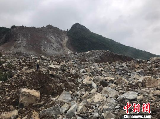 贵州毕节市纳雍县发生山体垮塌消防紧急出动救援