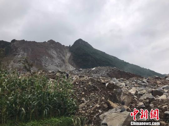 图为纳雍县张家湾普撒村发生山体垮塌现场。　钟欣 摄
