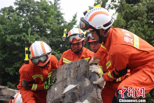 贵州纳雍山体崩塌21人遇难消防救援不放过任何希望