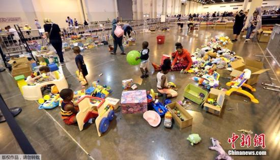 当地时间2017年8月30日，美国得克萨斯州，飓风“哈维”带来重创，受灾民众在休斯顿一处避难所内。图为儿童在避难所内玩耍。