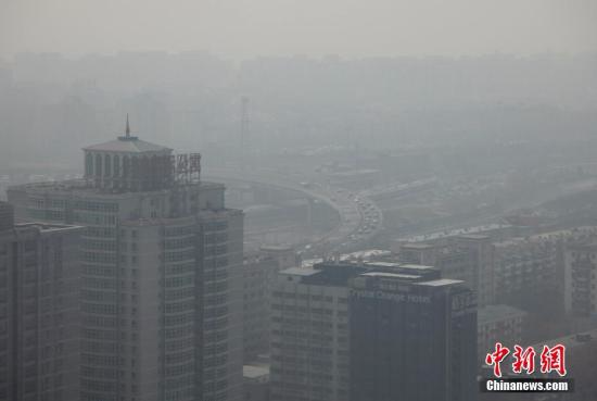 资料图：北京城笼罩在雾霾中。<a target='_blank' href='http://www.chinanews.com/'></table>中新社</a>记者 刘关关 摄