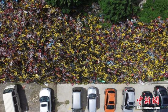 资料图：上海静安区某违停非机动车堆放现场，上万辆各种颜色的共享单车被摆放的密密麻麻。 张亨伟 摄