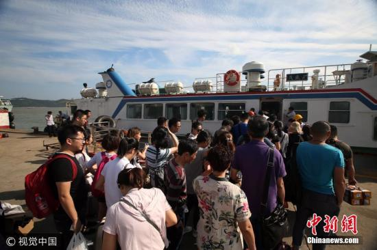9月12日下午，台风来袭，舟山岛际交通部分停航游客疏散。姚峰 摄 图片来源：视觉中国