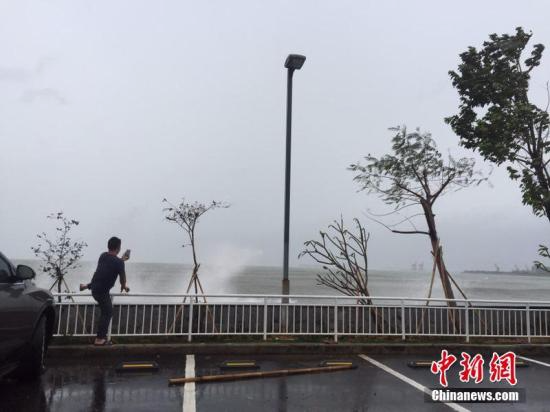 资料图：去年强台风“海马”登陆前，一市民在惠州大亚湾石化区海边抓拍“海浪”。宋秀杰 摄