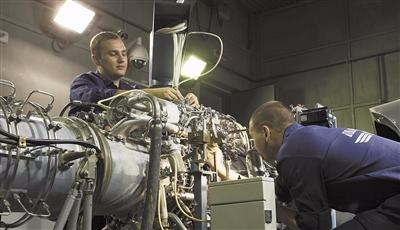 工程师正将发动机放入试车台，为发动机试车做准备。图片来源：科技日报