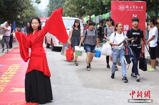 资料图：南京农业大学农学院的学生用舞蹈迎接新生。<a target='_blank' href='http://www.chinanews.com/'></table>中新社</a>记者 泱波 摄