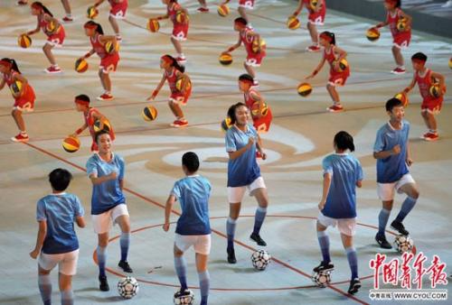 　　9月3日，第十三届全国学生运动会开幕式，文艺演出上的球技秀《薪火相传》，学生们在同一场地进行足球操和篮球操的表演。中国青年报·中青在线记者 陈剑/摄