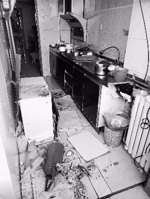 　　刘女士家厨房的壁柜掉落。