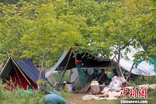 9月22日，摩梭渔民在泸沽湖岸边的家。　王磊　摄