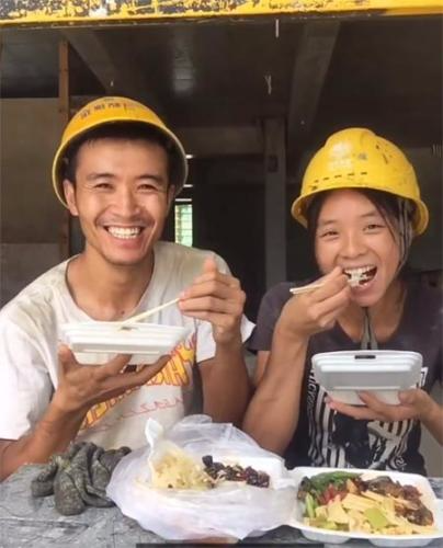 刘磊(左一)、李霞夫妇在工地吃午饭时录制视频， 该视频在平台点击量达88万，有近4000条评论。
