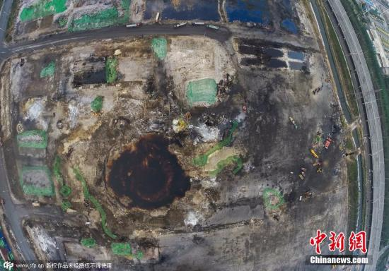2015年9月11日，天津，天津港爆炸事故核心区清理工作基本完成，航拍清理后的核心区。 爆炸点内的水已经变成咖啡色。付丁 摄 图片来源：CFP视觉中国