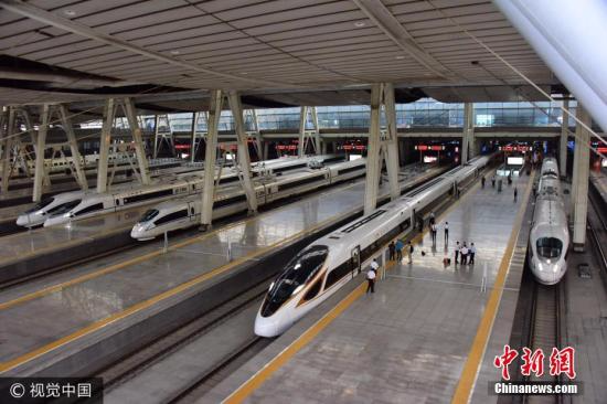 9月21日起，全国铁路实行新的列车运行图，此次调图后，全国铁路即将迎来国庆、中秋“双节”客流集中的考验，多个铁路局在此期间增开临时列车。 图片来源：视觉中国