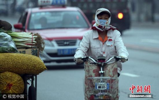2017年8月28日，沈阳大幅降温天气，局部地区最低气温将降至10℃以下，市民穿秋冬服装出行。 图片来源：视觉中国