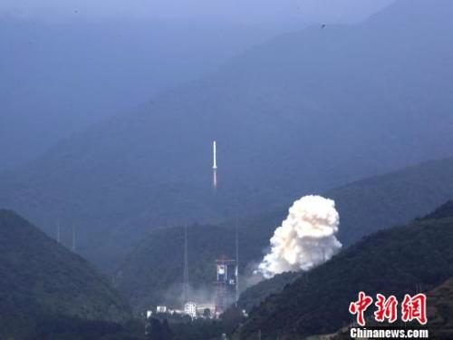 9月29日12时21分，中国长征二号丙火箭托举遥感三十号01组卫星在西昌卫星发射中心顺利升空。卫星进入预定轨道，“一箭三星”发射任务取得圆满成功。　张文军 摄