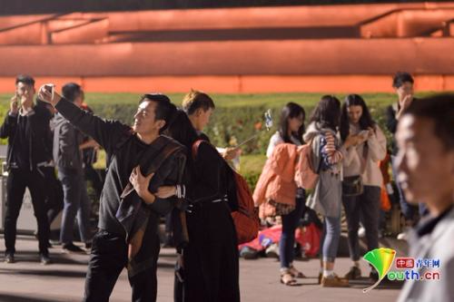游人在天安门前合影。 中国青年网记者 李永鹏 摄