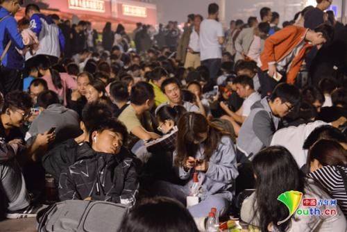 夜深后，许多提前排队的人已进入梦乡。 中国青年网记者 李永鹏 摄