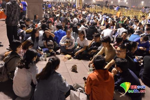许多本不相识的男女青年在等候期间也成为了朋友，图为游客们围圈而坐后进行互动。 中国青年网记者 李永鹏 摄