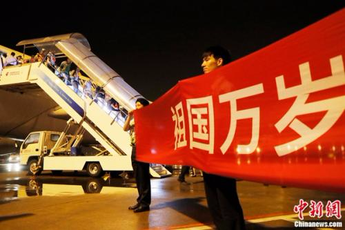 载有161名中方人员的东航MU599航班平安降落在虹桥国际机场。 殷立勤 摄