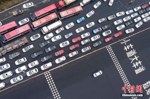10月1日，出城车辆缓慢驶上南京长江二桥，与进城车辆的数量形成反差。当日是中国国庆长假首日，多地出现出行高峰。<a target='_blank' href='http://www.chinanews.com/'></table>中新社</a>记者 泱波 摄